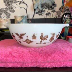 VINTAGE PYREX 443 Early American Cinderella 2 1/2 quart bowl, white with b